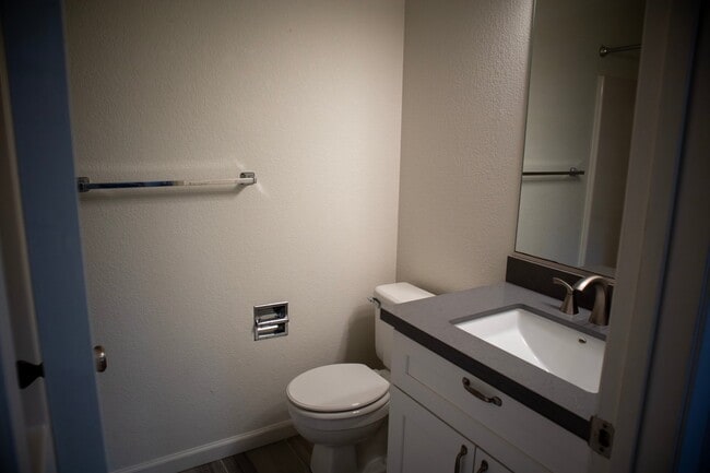 Building Photo - 2115 Overlook Dr