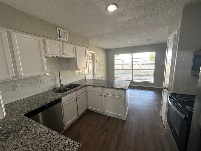 Building Photo - Gorgeous 4bd 2ba on Mature Lot in Prime Lo...