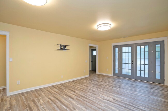 Building Photo - Convenience Meets Charm in this 3 Bedroom ...