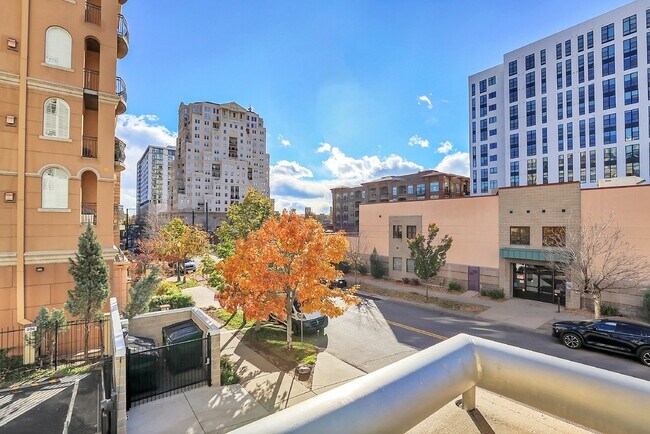 Building Photo - $2,350 - Urban 2 bed 2 bath Condo in Golde...