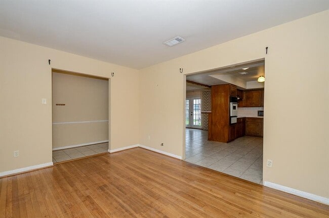 Building Photo - 701 Redan St