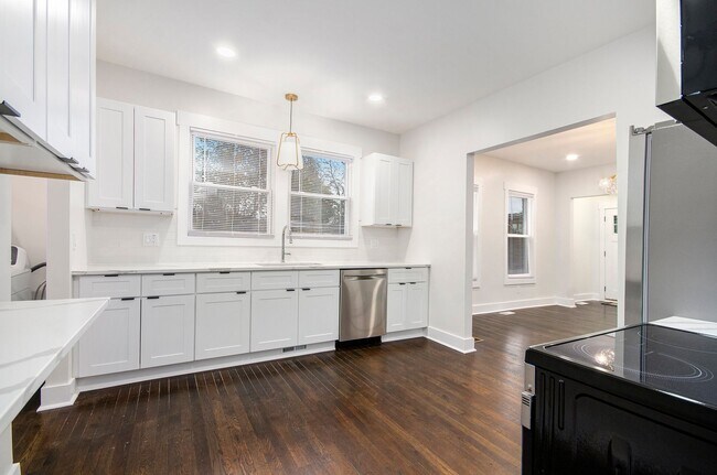 Building Photo - Lower Unit - Newly Constructed - 2 bed/2 bath - Must See!