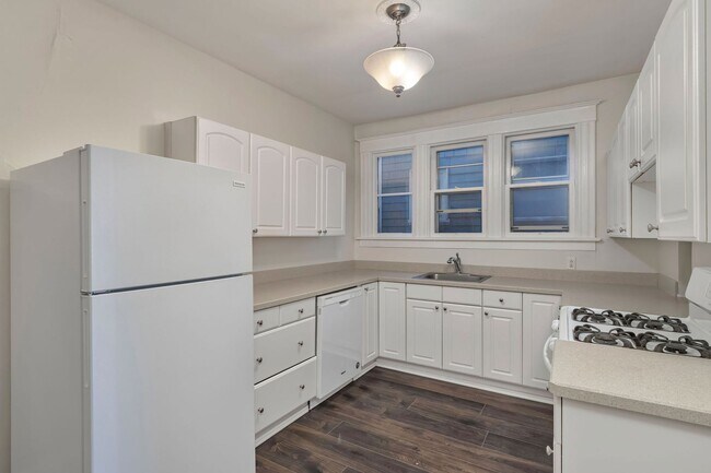 Building Photo - Vintage Charm Meets Modern Comfort in NW Portland