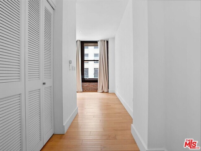 Building Photo - 460 S Spring St