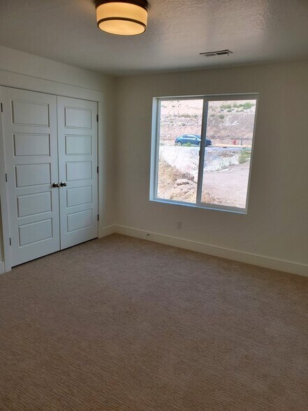 Building Photo - 980 W Vista Ridge Dr