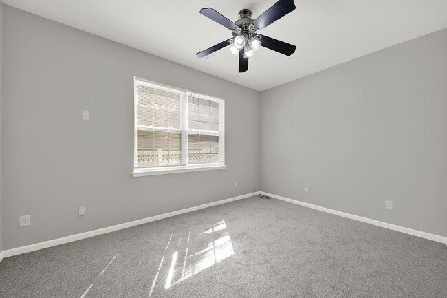 Building Photo - Stunning 6 Bed 3.5 Bath Home in Davidson!