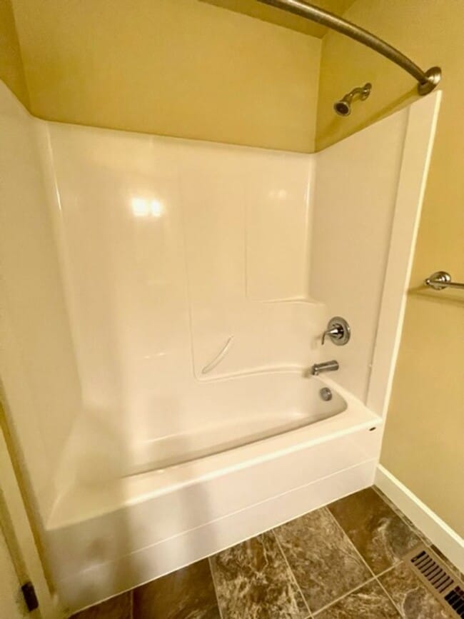 Building Photo - Gorgeous single level home in NE Bend!