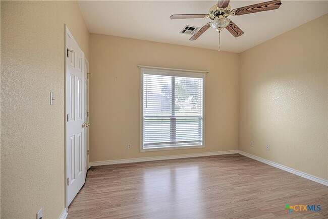 Building Photo - 4725 Stone Oak Dr