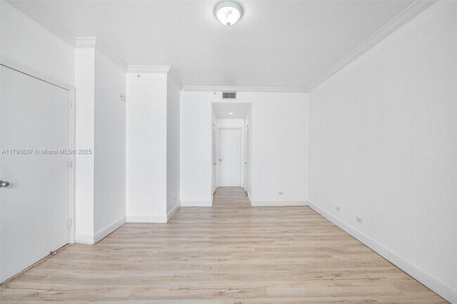 Building Photo - 888 Brickell Key Dr