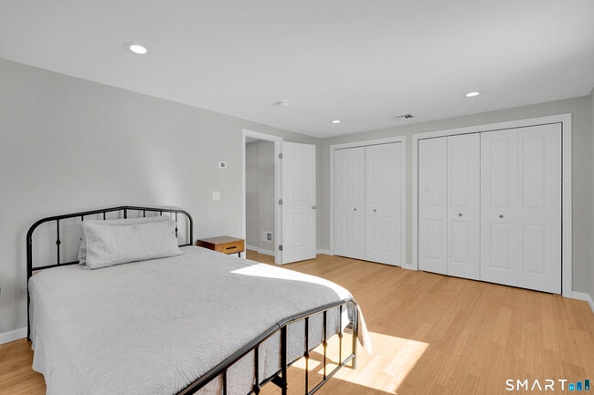 Building Photo - 10 Elm Ave