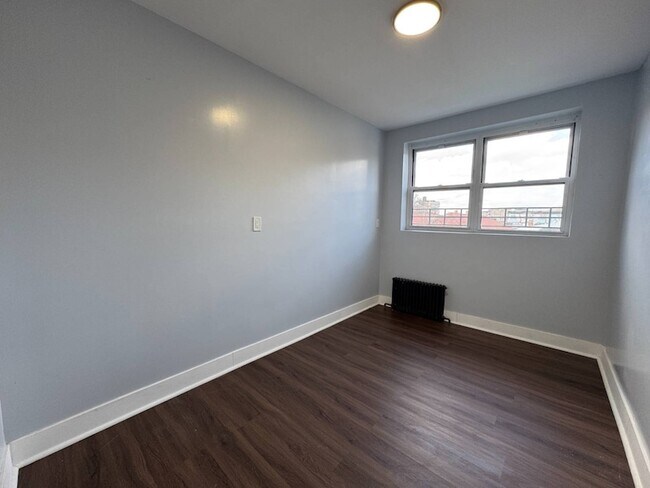 Building Photo - 1254 White Plains Rd