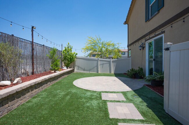 Building Photo - 27638 Sawtooth Ln