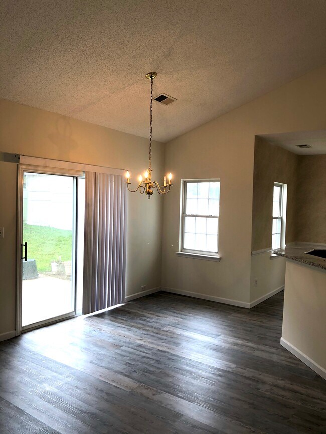 Building Photo - 12045 Evergreen Hollow Dr