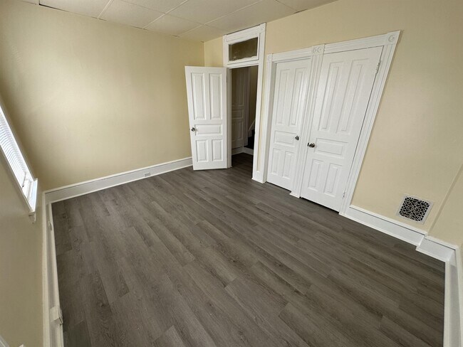 Building Photo - 739 Lincoln St