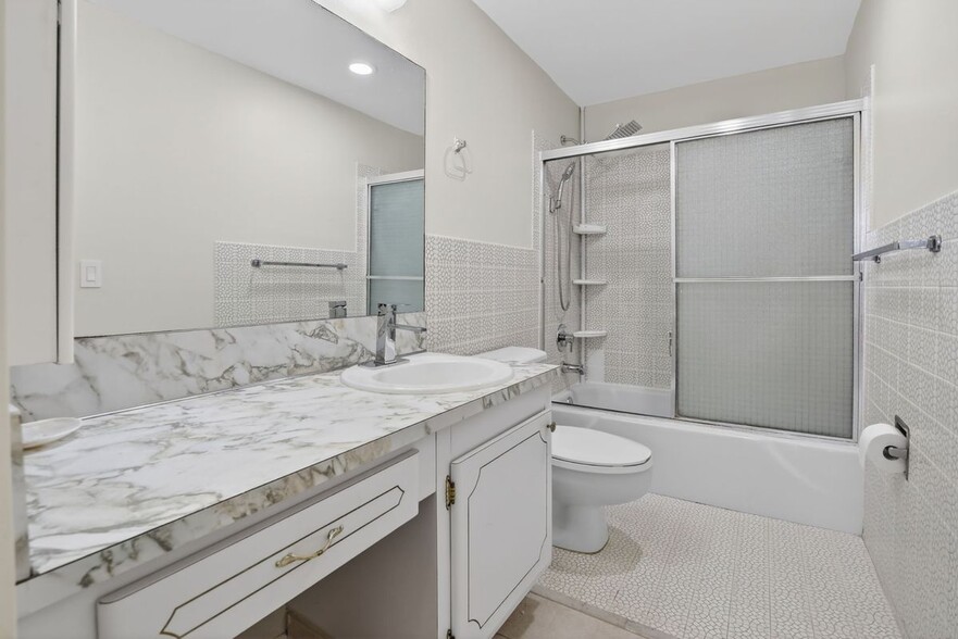 Building Photo - 1817 S Ocean Dr