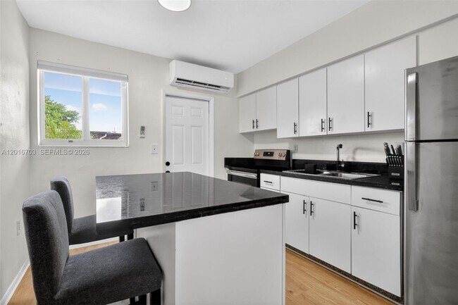 Building Photo - 1003 NE 110th St