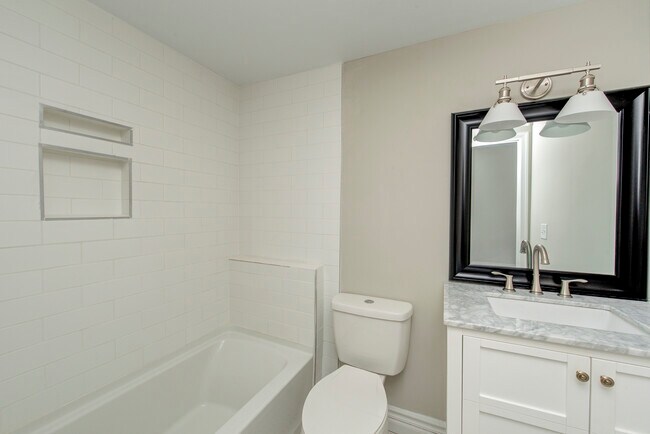 Building Photo - 701 Lincoln St