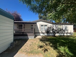 Building Photo - 3 Bedroom 2 bathroom