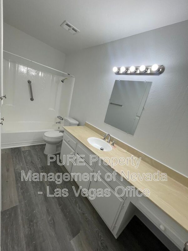 Building Photo - 1405 E Vegas Valley Dr