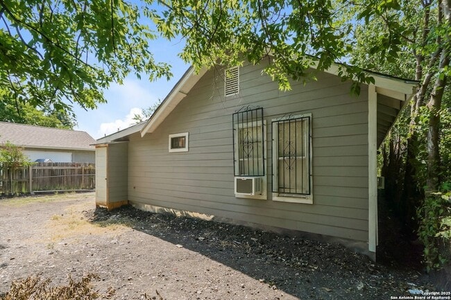 Building Photo - 1819 San Carlos St