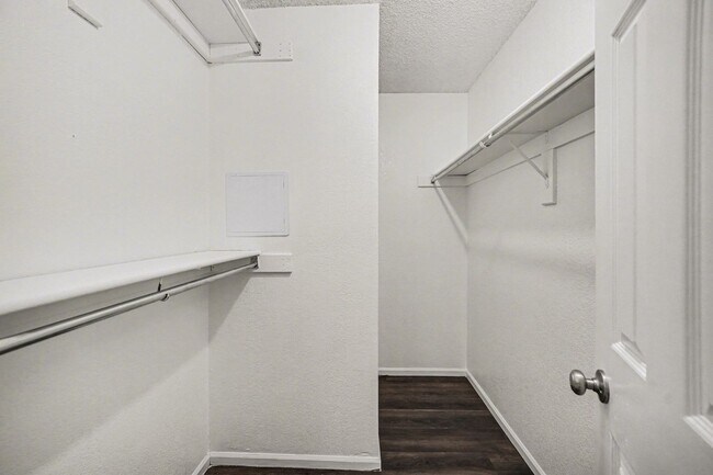 Building Photo - Updated 2 Bedroom 2 Bathroom Condo in Lakewood!