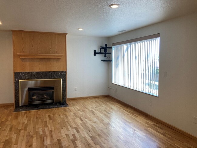 Building Photo - Spacious 4-Bedroom, 2-Bath Home with Daylight Basement, Large Yard & Two Fireplaces!.