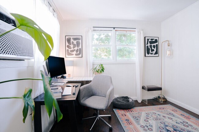 Building Photo - Charming 2BR Cottage Minutes from Kaimuki – Bright Home with Updated Kitchen