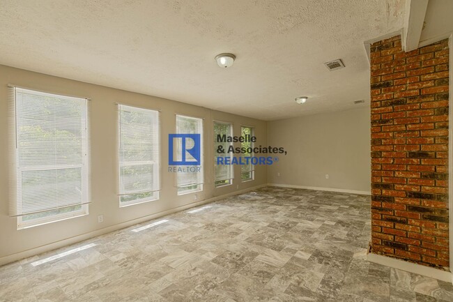 Building Photo - 3 Bed/2.5 Bath in Brookwood Subdivision