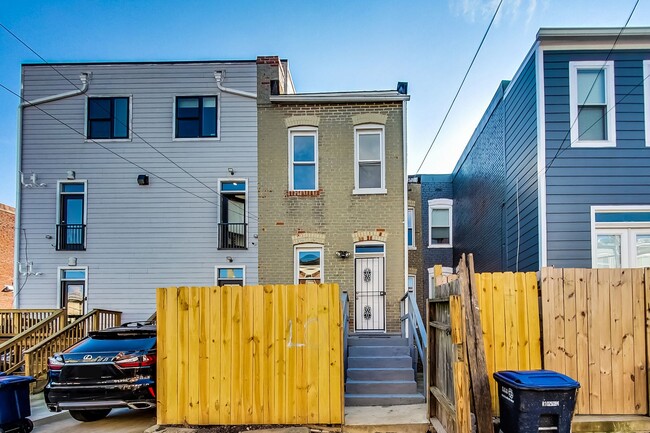Building Photo - Spacious 3bd/2.5 bath updated townhome in ...