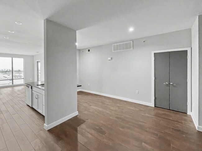 Building Photo - Sun Soaked Penthouse in Dallas