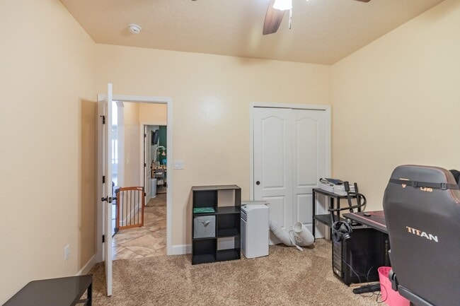 Building Photo - 4 Bedroom 2 bath Beautiful Home