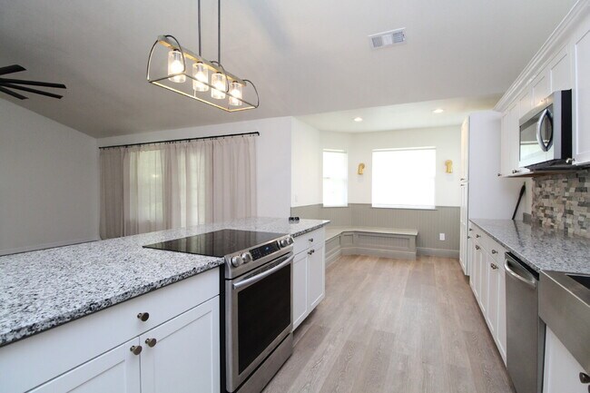 Building Photo - Stunning West Pensacola Home on Nearly an ...