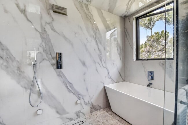 Building Photo - 334 Isle of Capri Dr