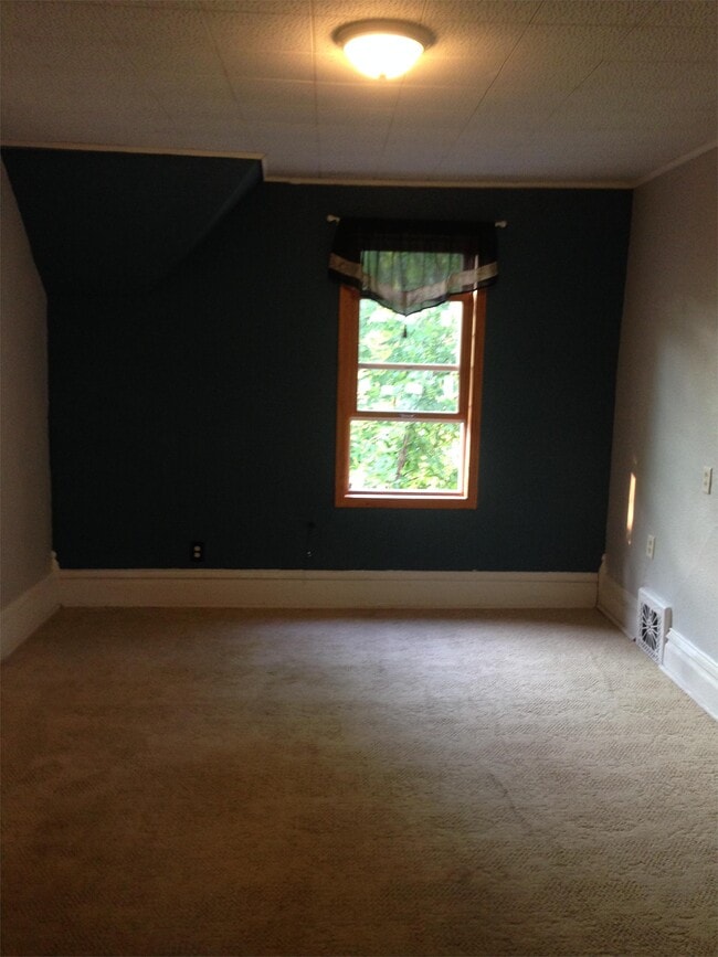 Building Photo - 400 Main St