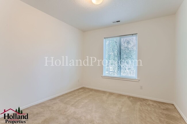 Building Photo - BEST PRICE APPLY NOW!! 3 Bedroom townhouse in quiet area of Beaverton