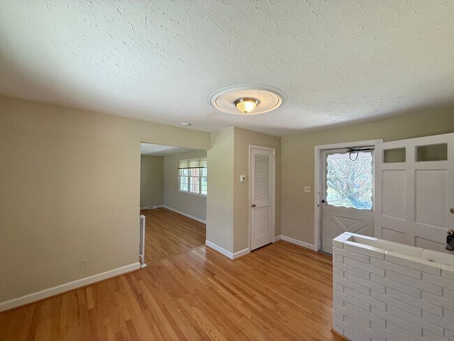 Building Photo - 831 Delmonte Dr NW