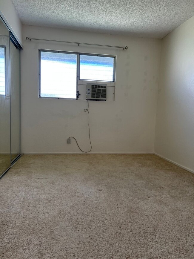 Building Photo - Updated 2Beds, 1Bath, 1Parking Stall TH wi...