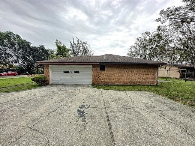 Building Photo - 722 W Alamo Dr