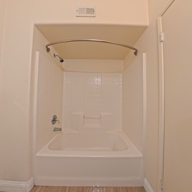 Building Photo - Lovely 2 Bed, 2 Bath Condo at South Gate!