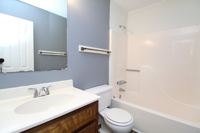 Building Photo - Updated 2-Bedroom, 2-Bathroom Apartment in...