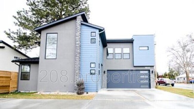 Building Photo - 4314 W Clark St