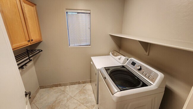 Building Photo - 4 Bedroom Home in the Kerby Estates Commun...