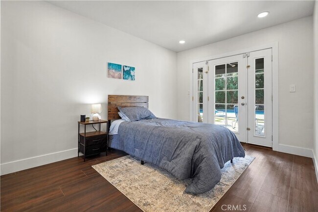 Building Photo - 7425 Vanalden Ave