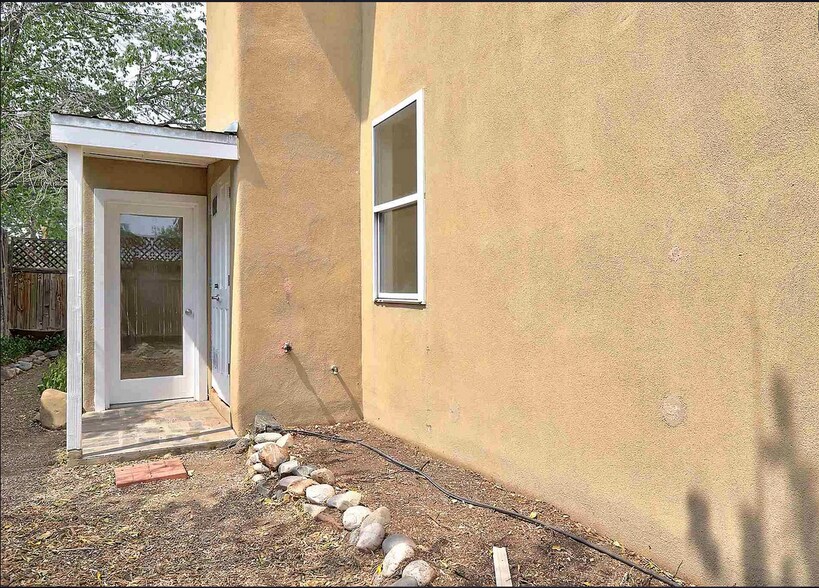 Building Photo - 720 Mesilla Rd