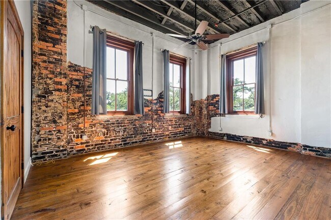 Building Photo - 558 St Francis St