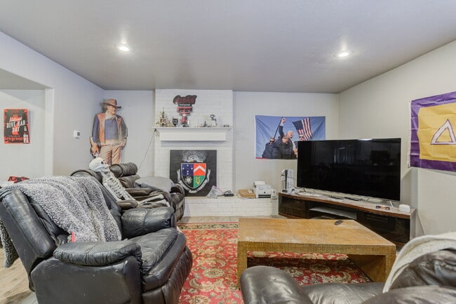 Building Photo - Two Story, 3 Bed / 2 Bath Duplex with Mode...