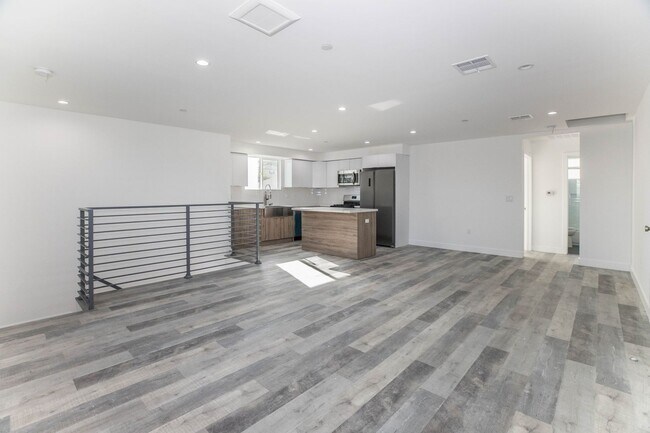 Building Photo - 543 N Virgil Ave