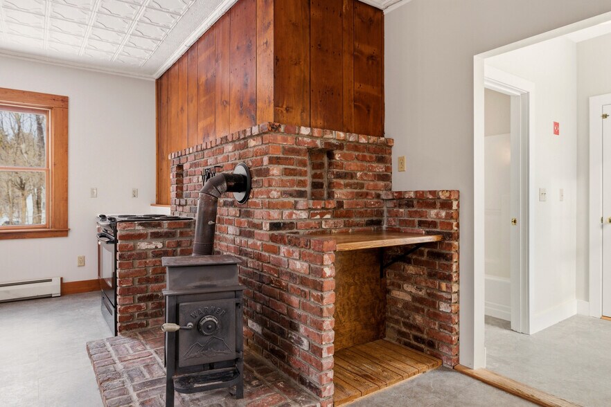 Building Photo - 113 Railroad Ave