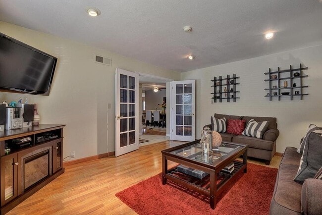 Building Photo - 561 Hyde Park Dr