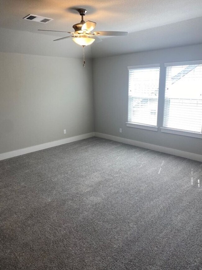 Building Photo - 4/2.5/2 - GREAT LOCATION near downtown and...